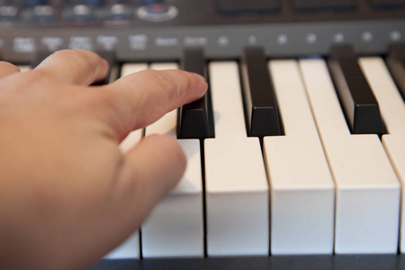 手指在数字媒体键盘或钢琴上弹奏