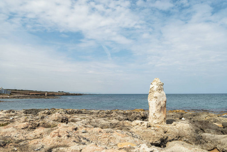 意大利奥图尼萨伦托的Creta Rossa海滩及其海湾