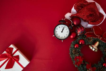 购物与礼品盒和扳手的杉树与装饰在红色背景。 圣诞节和新年销售。