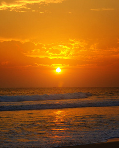 海洋的海滩和金色的太阳升起。 明亮美丽的背景。