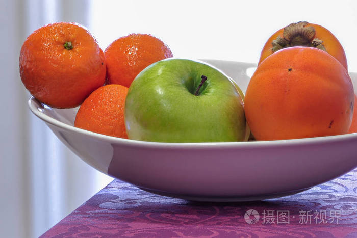 带橘子和苹果的水果碗