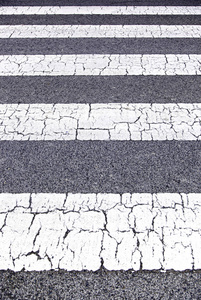 斑马线安全穿过街道的详细道路安全交通标志
