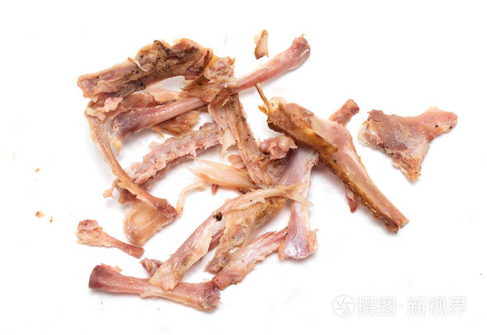 在白色背景下进食后的鸡骨