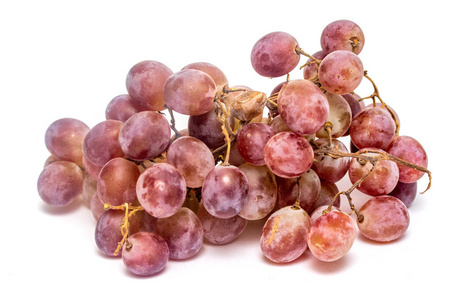 白色背景上成熟的一串葡萄