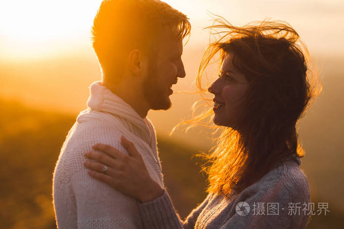 温柔的特写肖像,男人和女人在一起,快乐地看着对方.