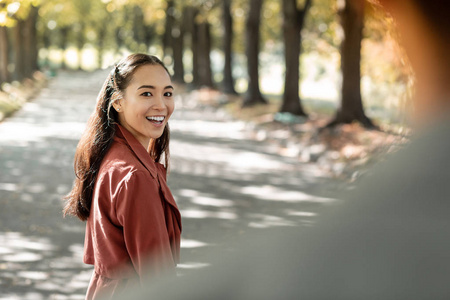 高兴的女人的肖像, 转过头到相机