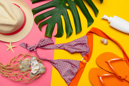 粉色和黄色背景的沙滩服和配饰