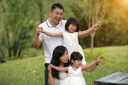 亚洲家庭享受夏季乡村散步
