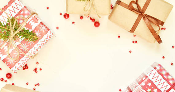 圣诞节背景与礼品盒为假期。 顶部视图，复制空间