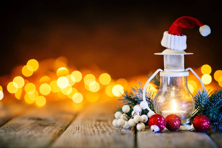 圣诞快乐, 新年快乐。花环背景上的木桌上有蜡烛和圣诞玩具。博凯。选择性对焦。带复制空间的背景