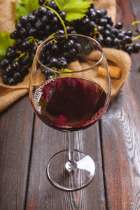 木制桌子上有葡萄枝的葡萄酒