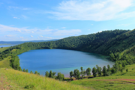 令人敬畏的明亮景观蓝色深湖构造起源在田园乡村卡卡斯西亚西伯利亚共和国。 旅行的夏季背景。 湖的名字是圆形的尼维斯特基诺湖的还是