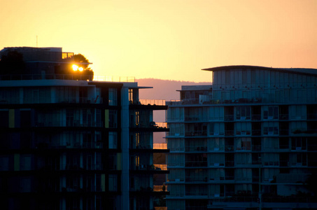 维多利亚不列颠哥伦比亚省蒂伊路公寓楼后面的日落