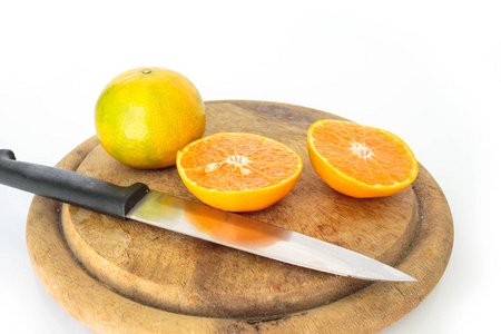 白色背景新鲜的橙片水果
