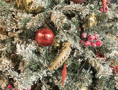 树枝上的圣诞球。