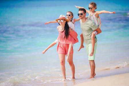 年轻的家庭度假海滩上