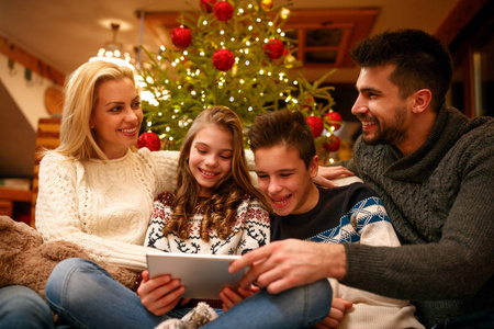 家庭娱乐时间圣诞节在家与数字平板电脑