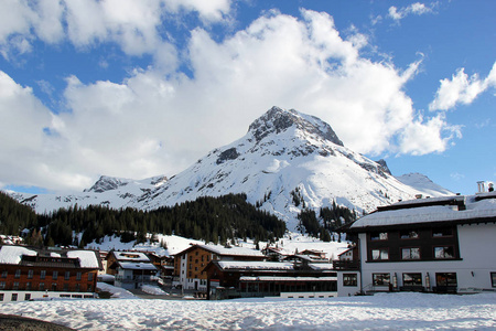 莱奇村，奥地利滑雪胜地，蓝天和阿尔卑斯山山