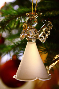 圣诞树上的玩具玻璃天使装饰图片