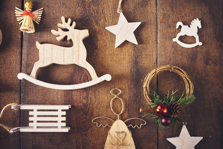 圣诞节背景。在深色木板上放置了许多不同的木制栏杆和玩具。圣诞节生态概念