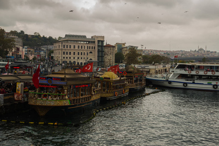 土耳其伊斯坦布尔从加拉塔大桥看伊斯坦布尔老城。伊斯坦堡缤纷的午间生意。伊斯坦布尔的海景。
