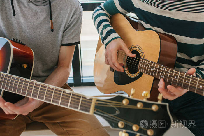 学习弹吉他.音乐教育和课外课程.爱好和热情演奏吉他和唱歌