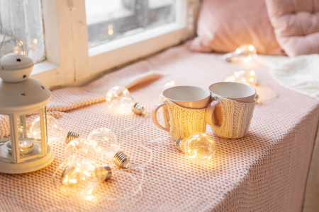 在木桌上编织的羊毛杯。两杯热咖啡。热的概念。假日和活动。秋冬, 休闲的概念。舒适, 舒适, 柔软