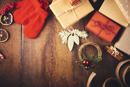 圣诞节背景。很多圣诞节的东西，比如在木头背景上有礼品盒的包布。圣诞节准备概念