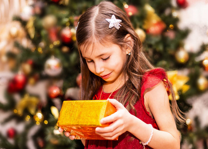 快乐的小微笑女孩与圣诞礼品盒