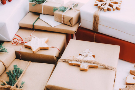圣诞手工礼物，带有圣诞快乐和新年假期的标签。 乡村工艺礼品盒。 老式彩色色调图像。
