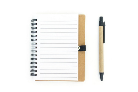 白色背景上的笔记本和钢笔。