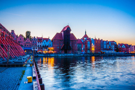 波兰格但斯克莫特拉瓦河上的老城历史港口起重机夜景