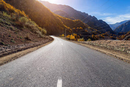 通往山区的道路