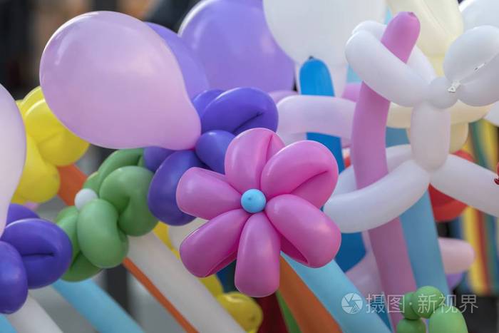 生日聚会上五颜六色的气球