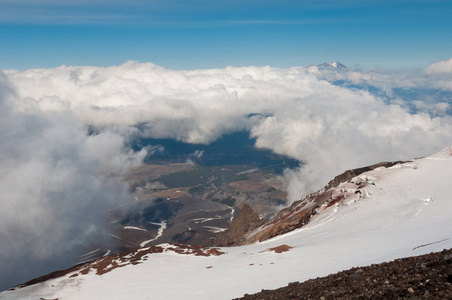 从阿瓦钦斯基火山中看到的纳利切娃山谷。 朱帕诺夫斯基火山可以在远处看到。 纳莱切沃自然公园