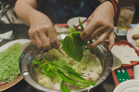 运动女性在运动后吃YakiYaki健康。