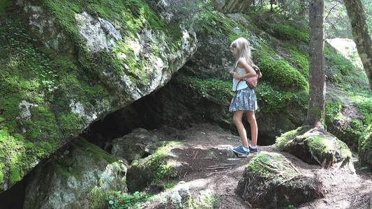 孩子在森林里散步，孩子徒步旅行，山区女孩玩野营冒险