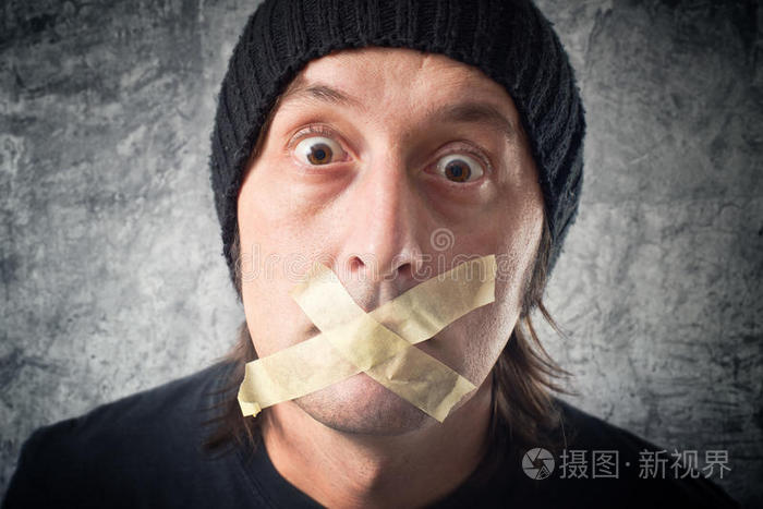 我的嘴唇被封住了嘴上缠着胶带的人