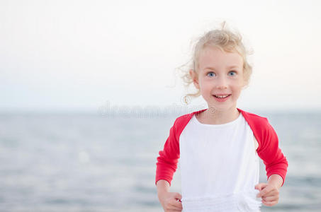 海滩度假的小女孩。
