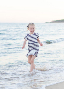 小女孩在海滩度假玩得很开心。