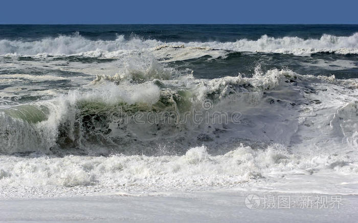 海滩上的巨浪