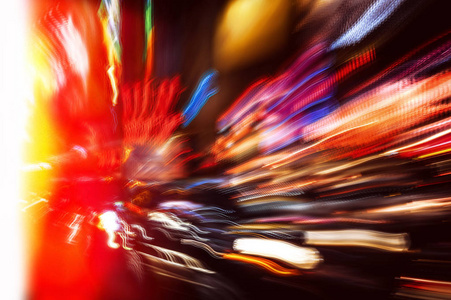 纽约的照明和夜灯。 纽约市街道上霓虹灯的抽象图像。 多次曝光和有意运动模糊