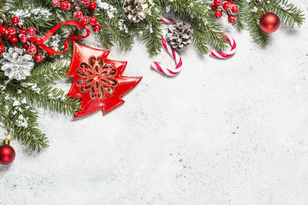 圣诞节背景与冷杉树和装饰在白色后面