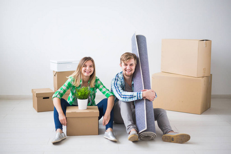 搬迁, 房地产和移动概念年轻夫妇的人搬到一个新的公寓