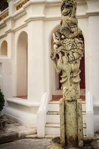 泰国寺庙外的中国龙柱石雕柱。 泰国曼谷佛寺传统石龙柱装饰。