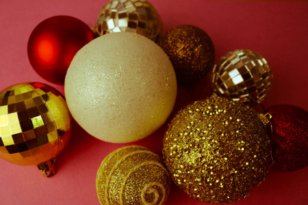 许多不同的五颜六色的彩色红色黄色黄色黄色灰色白色球圆形玻璃冬天闪亮的圣诞装饰美丽的圣诞节节日圣诞球, 圣诞树玩具背景
