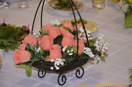 装饰，装饰，装饰节日的餐桌，由一束鲜花组成的美丽的花盆