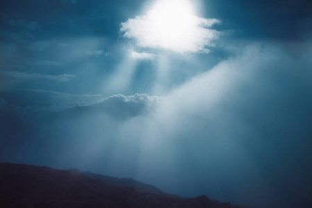 在阳光下发光的山的风景如画。 戏剧性的夜景。 地理位置喀尔巴阡山乌克兰欧洲。 艺术画面。 美丽的世界。