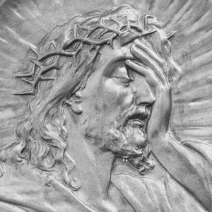 耶稣基督的脸雕像的碎片