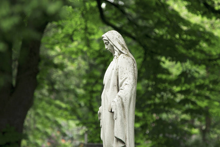圣母玛利亚雕像。悲伤中悲伤的女人的老式雕塑宗教信仰痛苦爱的概念